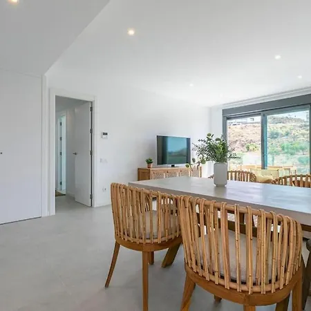 Middle Views Luxury Sea Escape